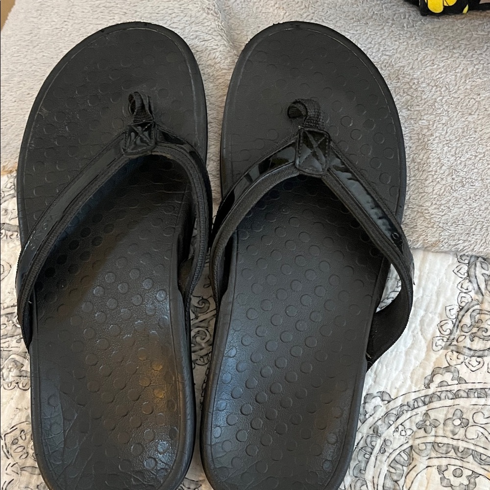Vionic Black Textured Sandals